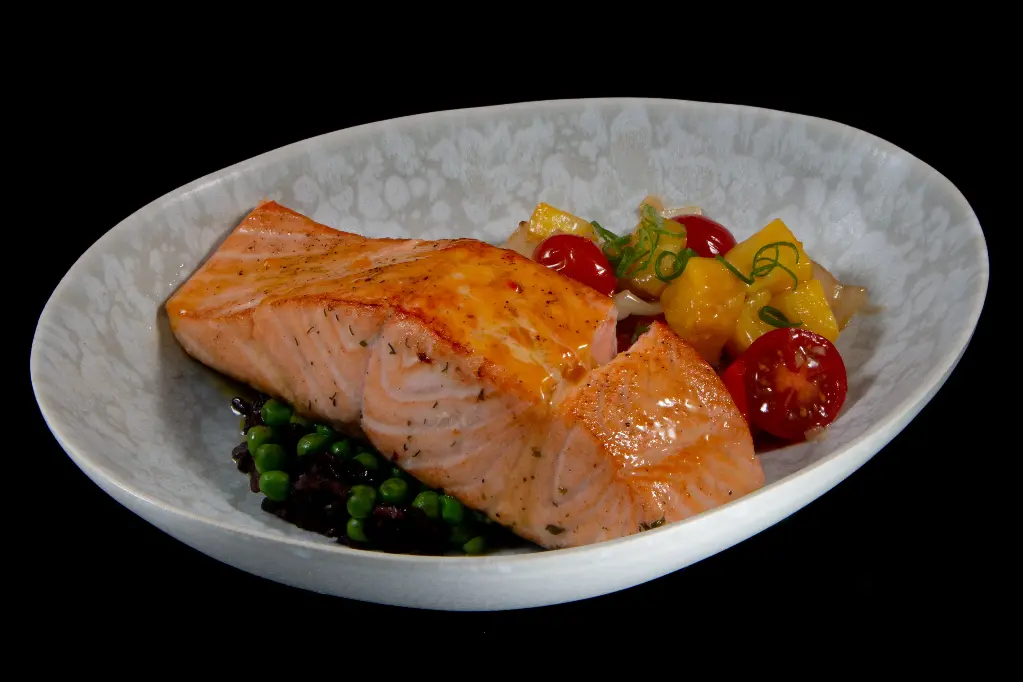 Zalm met teriyakisaus, bruine rijst en groenten