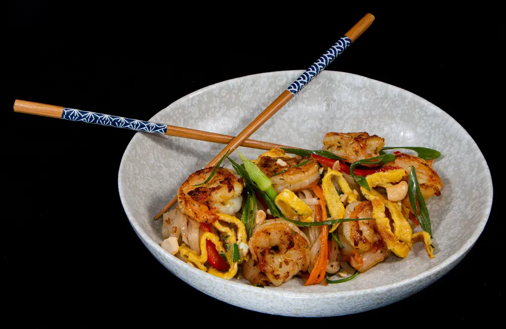 Black tiger garnalen met gebakken noedels en groentjes