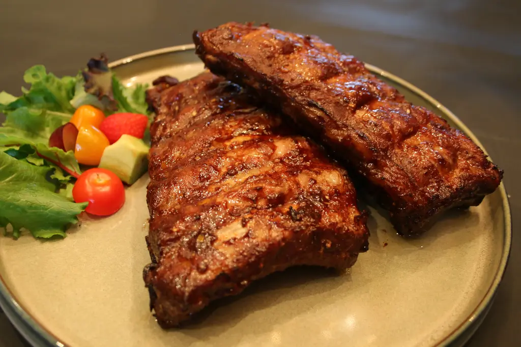 Oosterse gemarineerde spareribs met bruine rijst salade