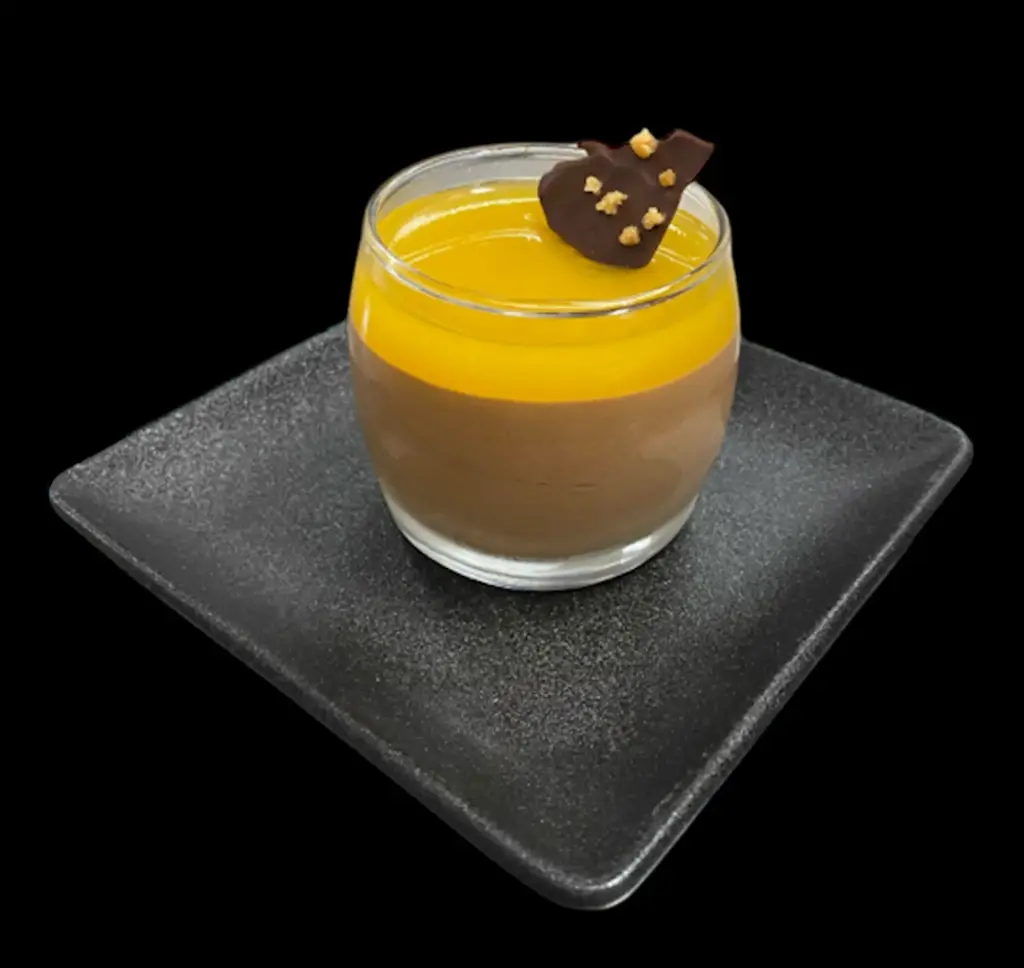 Chocoladeparfait met een sinaasappel/gember coulis 