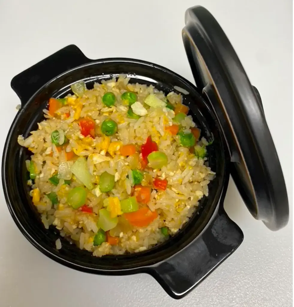 Gebakken rijst met groenten en ei