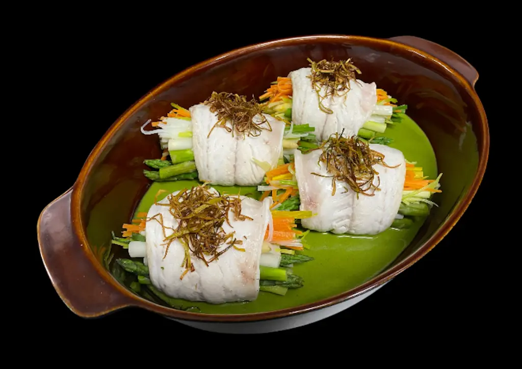 Zeebaars gevuld met asperges in een groene curry met parelcouscous