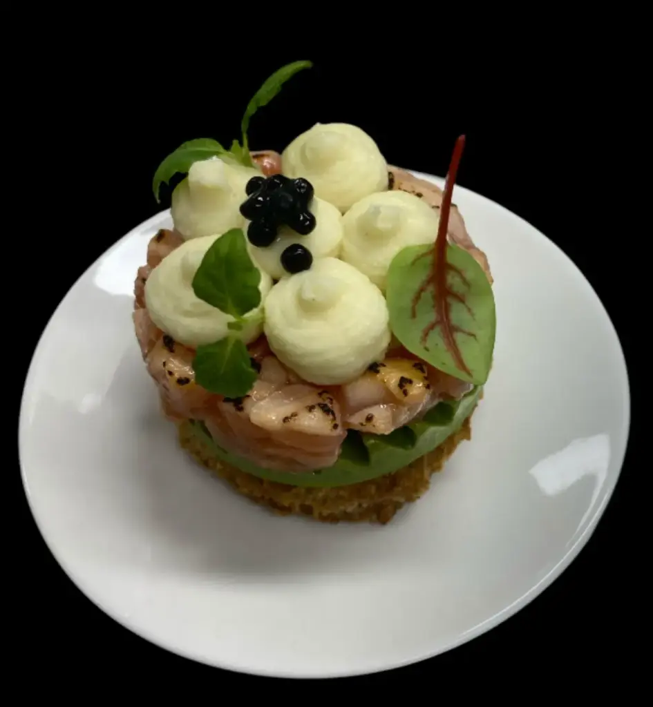 Zalm curry bite op een krokantje van zuurdesembrood