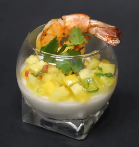 Scampi met kokos-panna cotta van mango-ananas salsa