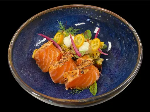 Zalm carpaccio met mango, quinoa en Yuzu-sinaasappel vinegrette 