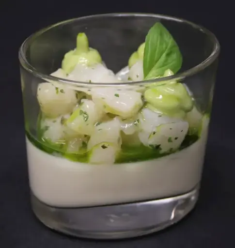 Coquilles met panna cotta van asperges en Thai basilicum