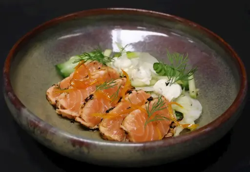Japanse tataki van gebrande zalm met venkel en appel