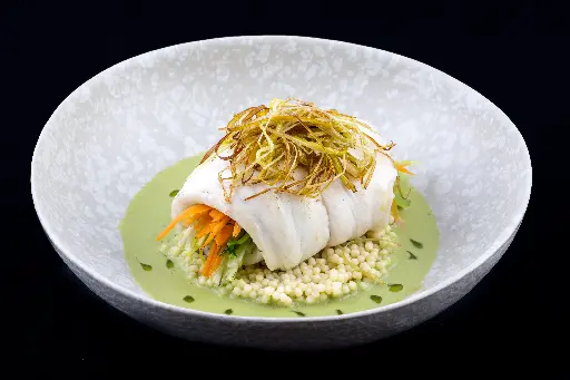 Gevulde zeebaars met groentjes in een groene curry met parelcouscous