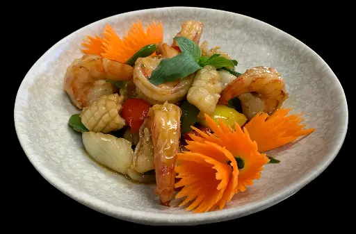 Wokschotel met black tiger garnalen, inktvis en groentjes