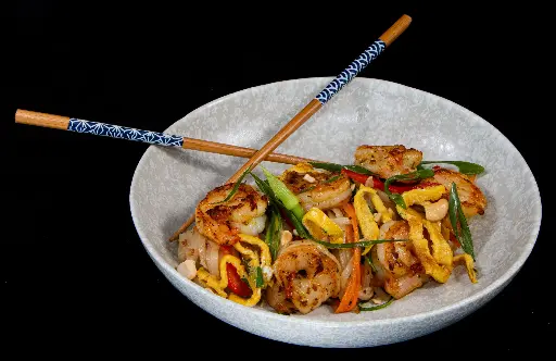 Black tiger garnalen met gebakken noedels en groentjes